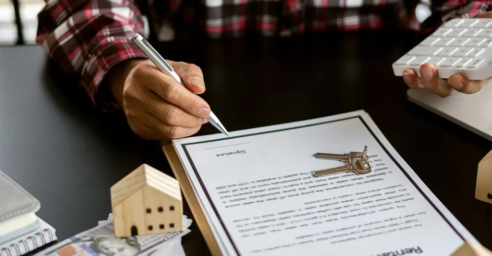 Real estate agents let customers sign contracts